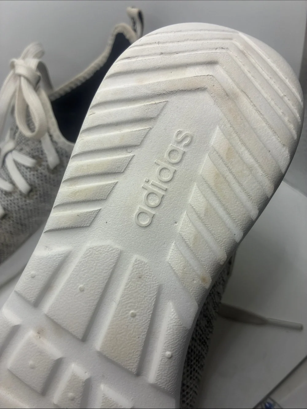 ADIDAS WOMENS RUNNING SHOE/ COMFORT FIT/ SLIDE ON/ LACE FRONT DESIGN /. SIZE 8